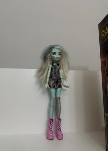 Pastel Pembe Ayakkabılı Bebek monster high