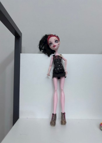 Siyah Elbiseli Siyah Saçlı Bebek monster high Draculaura