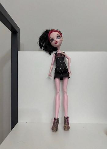 Monster High Siyah Elbiseli Siyah Saçlı Bebek monster high Draculaura