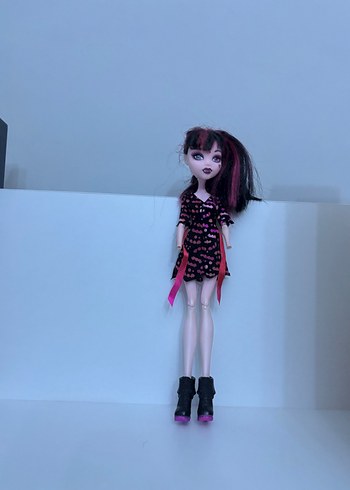 Monster High Karanlık Pembemsi Kıyafetli Bebek monster high