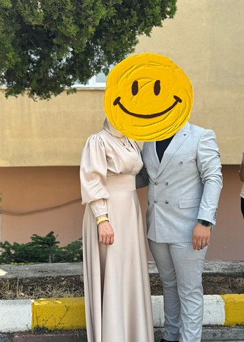 Uzun Kol Detaylı Sade Nişan Elbisesi
