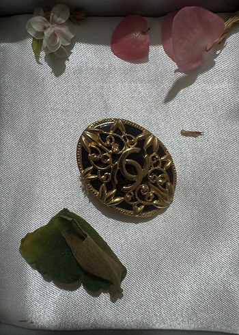Gucci Nakışlı Altın Düğmeli Kadın Broş