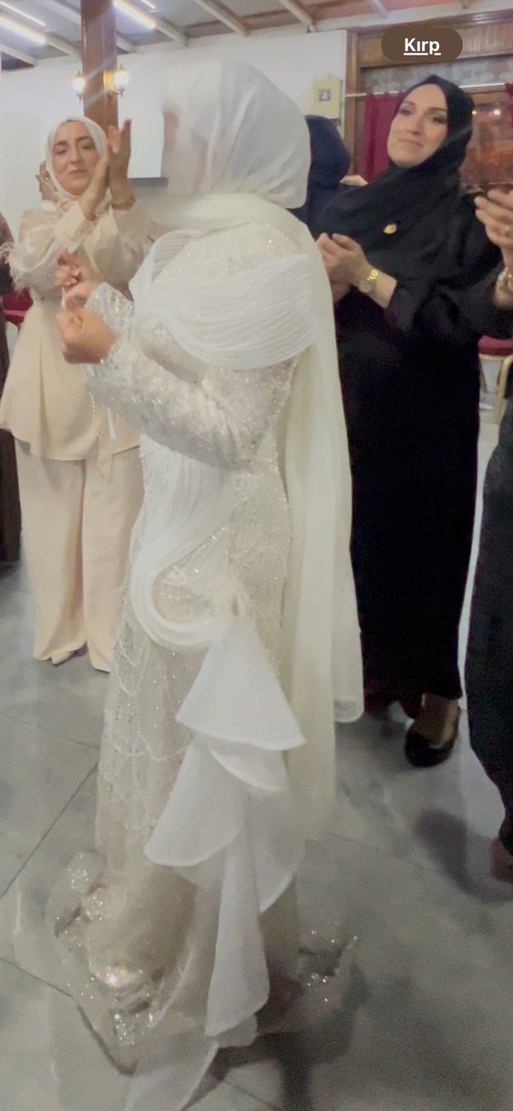 İşlemeli Beyaz Uzun Tesettür Nişan Elbisesi - Görsel 3