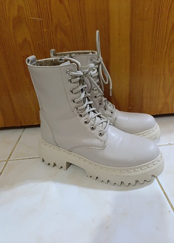 Yüksek Topuklu Beyaz Bağcıklı Kadın Bot - Görsel 2