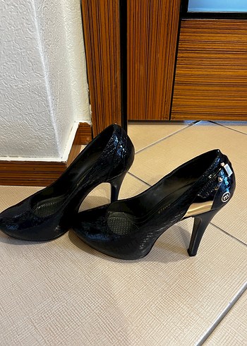 Siyah Parlak Yılan Desenli Tokalı Stiletto - Görsel 3