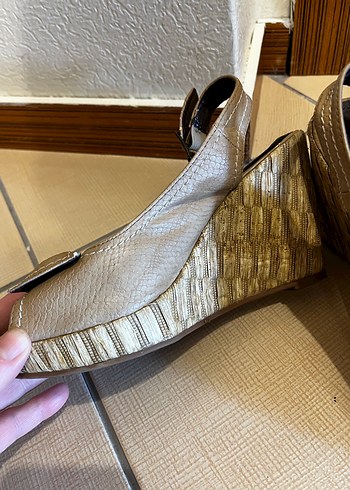 Bej Deri Yılan Desenli Dolgu Topuklu Kadın Ayakkabı - Görsel 4