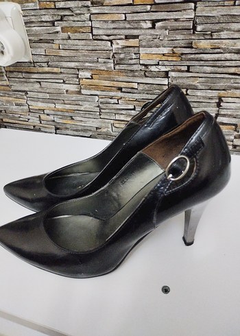 Kemer Detaylı Siyah Deri Stiletto