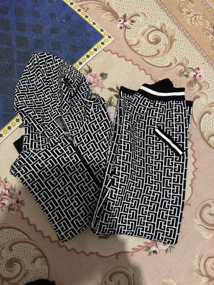 Siyah Desenli Kapüşonlu Kadın Eşofman Takımı - Görsel 2