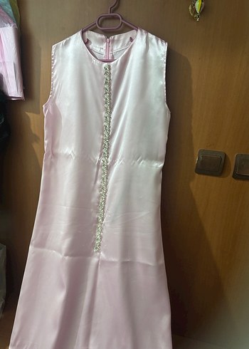 Pembe Saten İşlemeli Uzun Elbise - Görsel 3