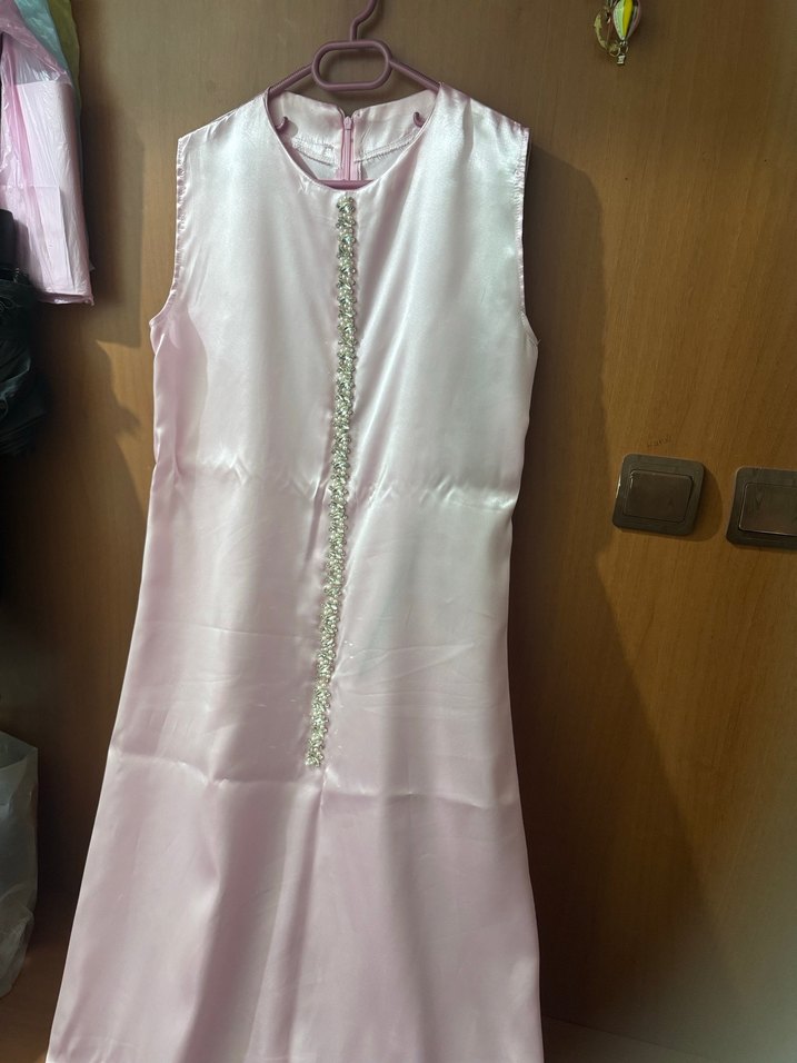 Pembe Saten İşlemeli Uzun Elbise - Görsel 3