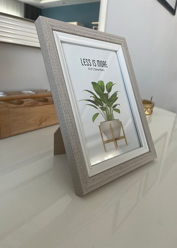Bej ve Gri Çerçeveli Masaüstü Fotoğraf Çerçevesi