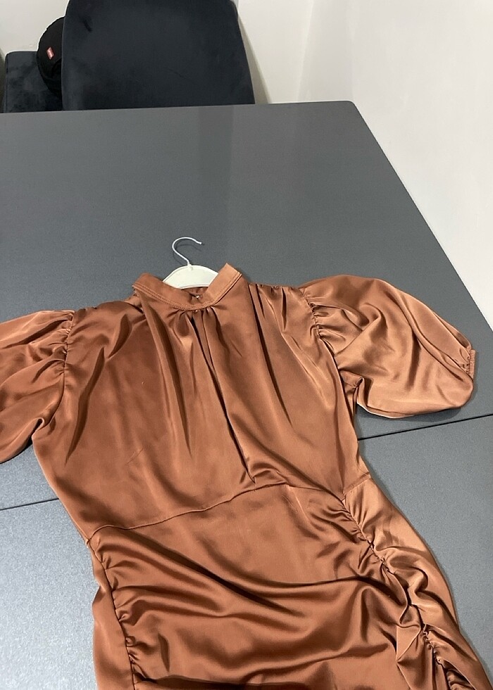 Şık saten davet elbisesi - Görsel 3