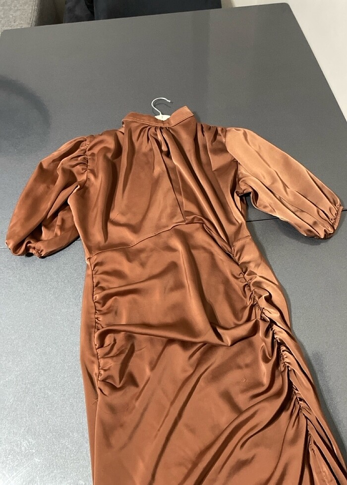 Şık saten davet elbisesi - Görsel 2