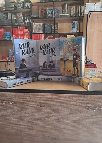 İzler Kalır Serisi Seti ve Çizgi İhlali - 3 Kitap Ciltli
