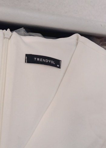 Trendyol & Milla Düğmeli, V Yakalı Beyaz Midi Elbise