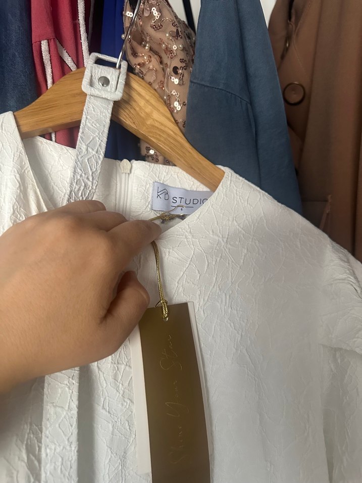 Kadriye baştürk Beyaz jakarlı elbise - Görsel 4