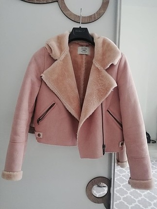 Bershka model mini mont