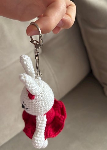 Kırmızı Elbise Giyen Örgü Tavşan Bebek - Görsel 3