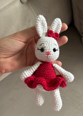 Kırmızı Elbise Giyen Örgü Tavşan Bebek - Görsel 2