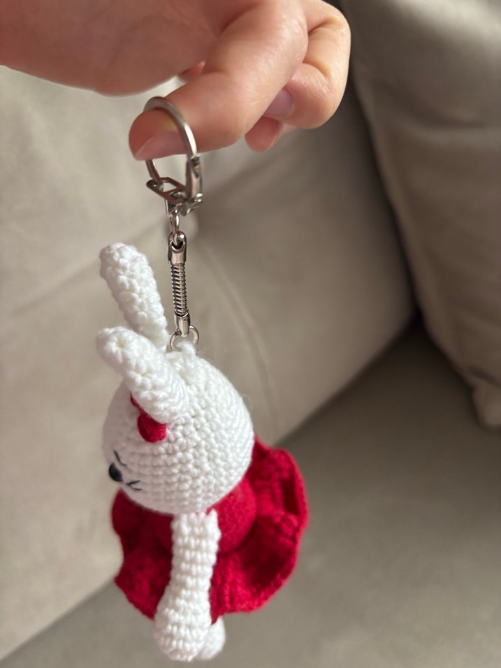 Kırmızı Elbise Giyen Örgü Tavşan Bebek - Görsel 3