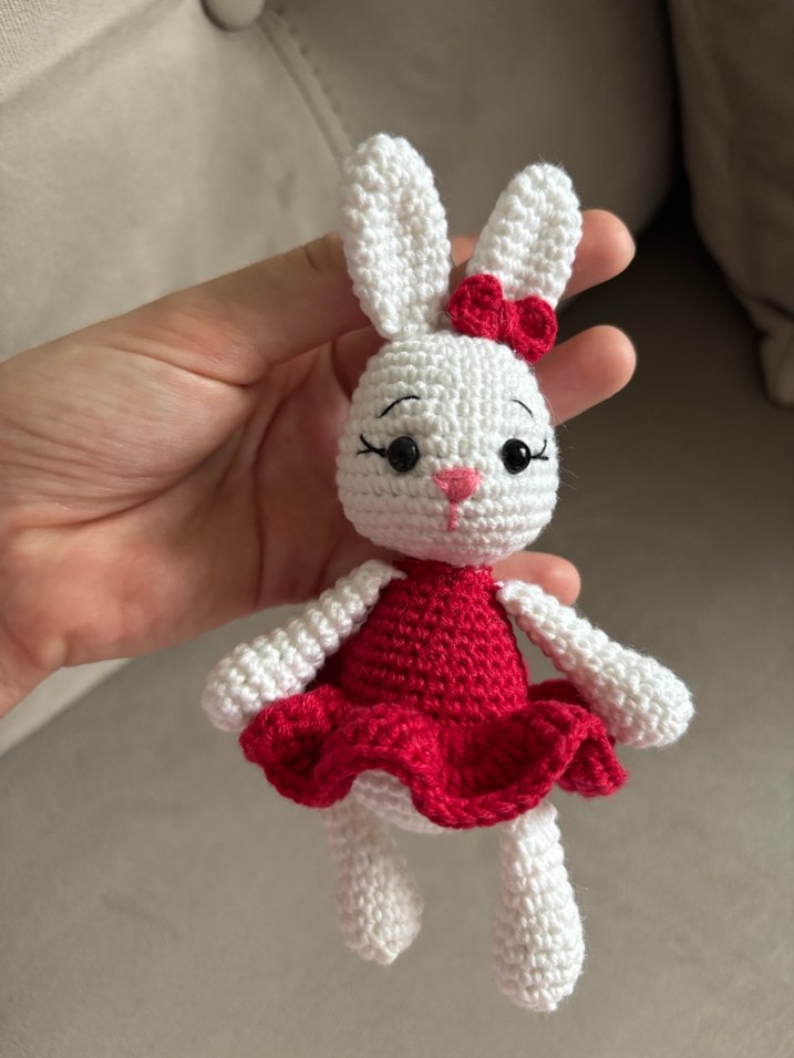 Kırmızı Elbise Giyen Örgü Tavşan Bebek - Görsel 2