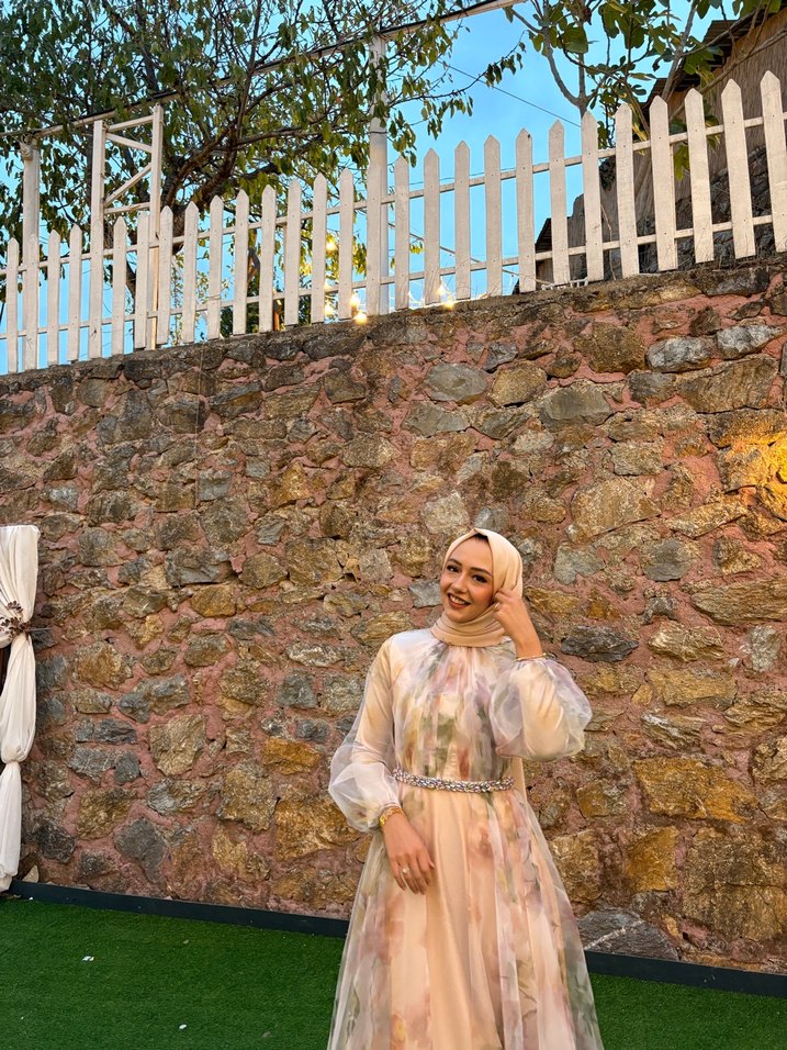 Ayşegül Kalelio 
Pembe Çiçek Desenli Uzun Bohem Gelinlik - Görsel 4