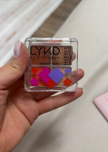 Dört Renkli Işıltılı Göz Farı Paleti - Görsel 3