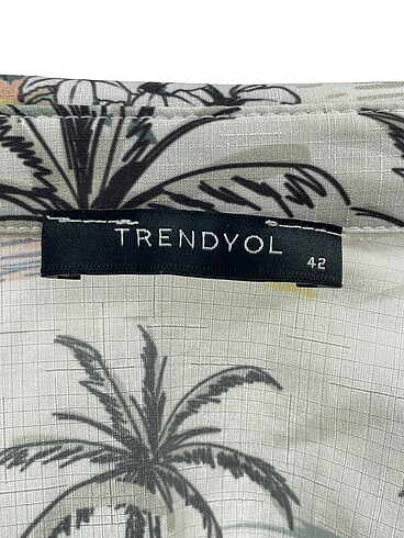42 Beden çeşitli Renk Trendyol & Milla Gömlek %70 İndirimli.