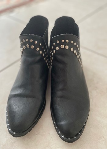 Siyah Parlak Deri Tokalı Blok Topuklu Bot - Görsel 2