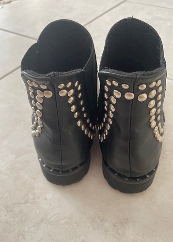 Siyah Parlak Deri Tokalı Blok Topuklu Bot - Görsel 3