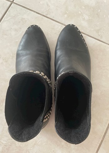 Siyah Parlak Deri Tokalı Blok Topuklu Bot - Görsel 4