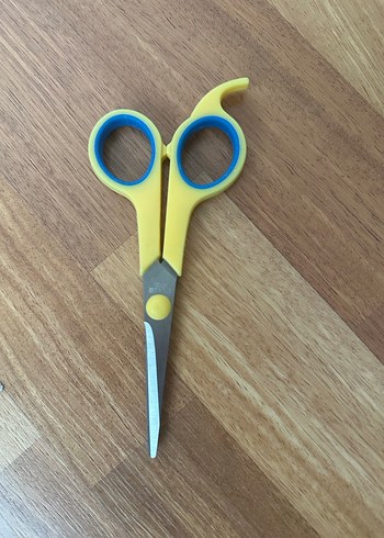 Çocuklar için renkli sarı makas