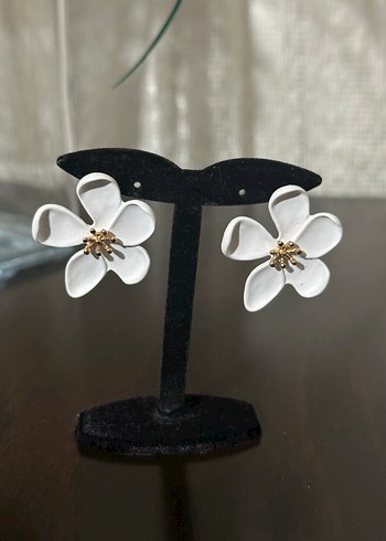 Beyaz Mini Çiçek Boncuklu Küpeler