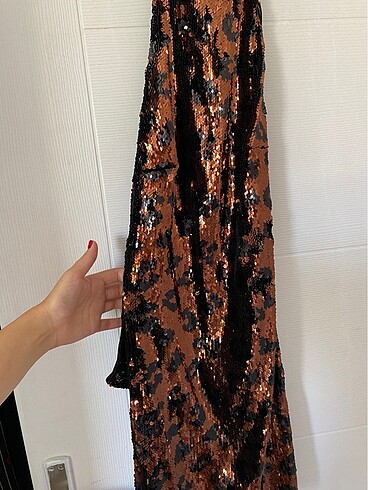 Bershka Sırt dekolteli parlak mini elbise