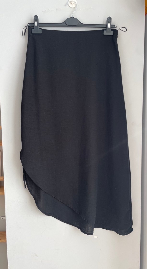 Siyah Yırtmaçlı Asimetrik Etek - Görsel 2