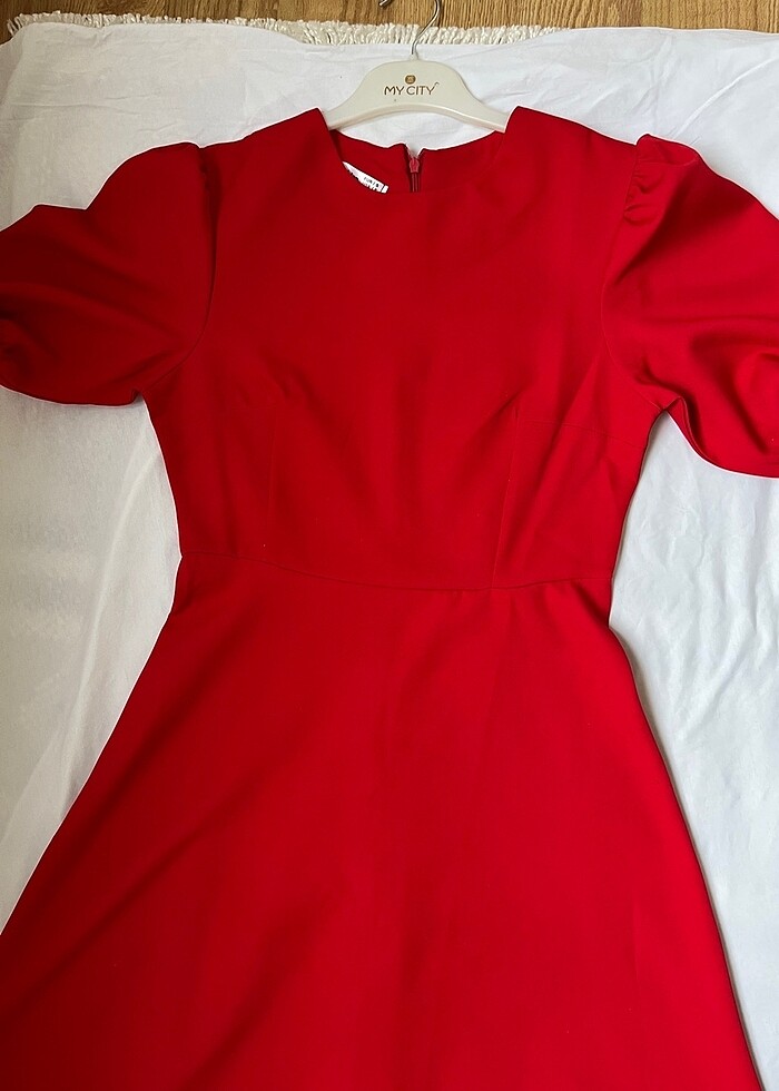 Kırmızı elbise - Görsel 2