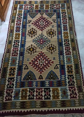 Çok Renkli Desenli Geleneksel Kilim