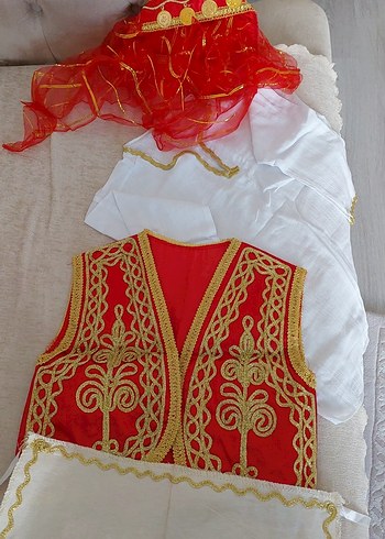 Nakış İşlemeli Geleneksel Kırmızı Çocuk Kostümü