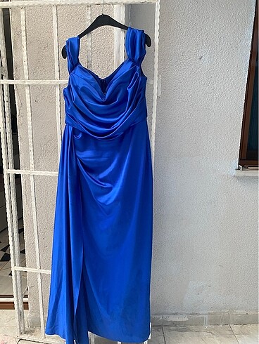 Mavi saten elbise eteğinde leke var kurutemizleme görmesi gerek