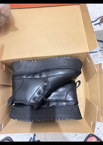 38 Beden Siyah Dolgu Topuklu Kadın Botları ugg