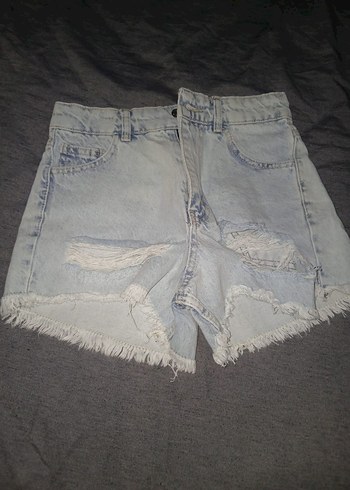 Gri Yırtık Mini Denim Şort