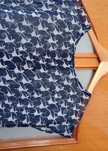 Mavi beyaz Baskılı Kolsuz Salaş Bluz - Görsel 3