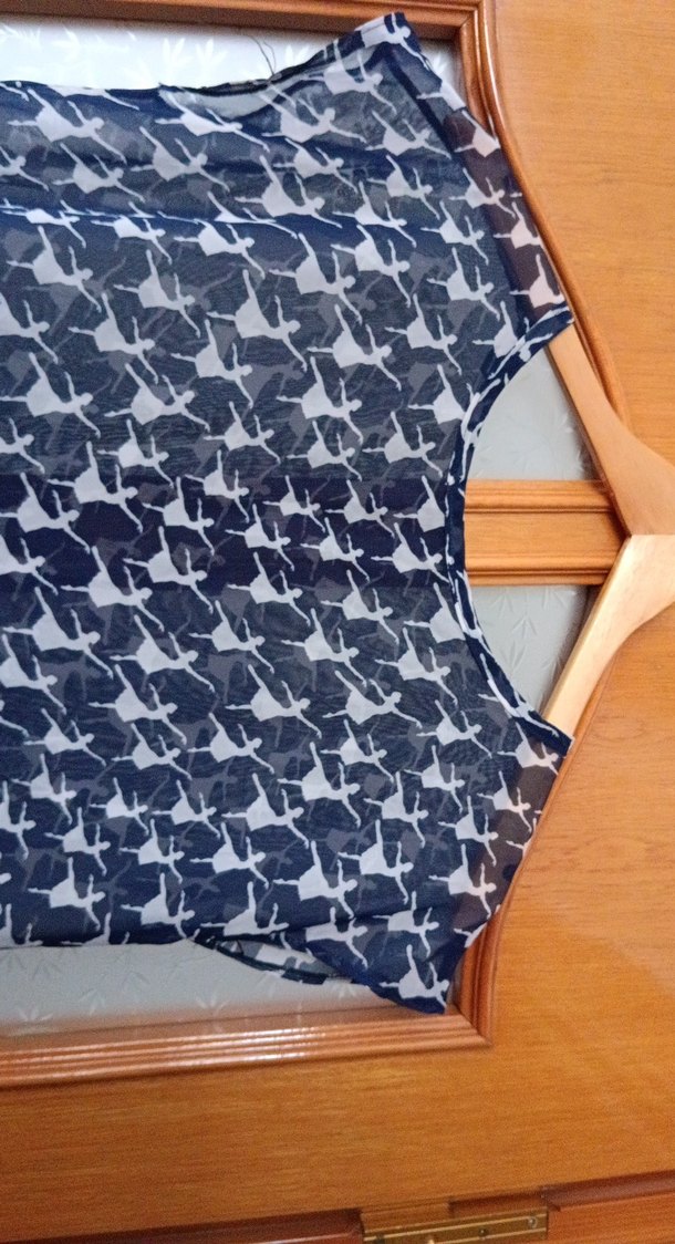 Mavi beyaz Baskılı Kolsuz Salaş Bluz - Görsel 3