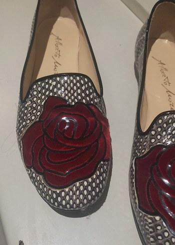 Bordo Gül Detaylı Yılan Derisi Desenli Düğmeli Babet - Görsel 5