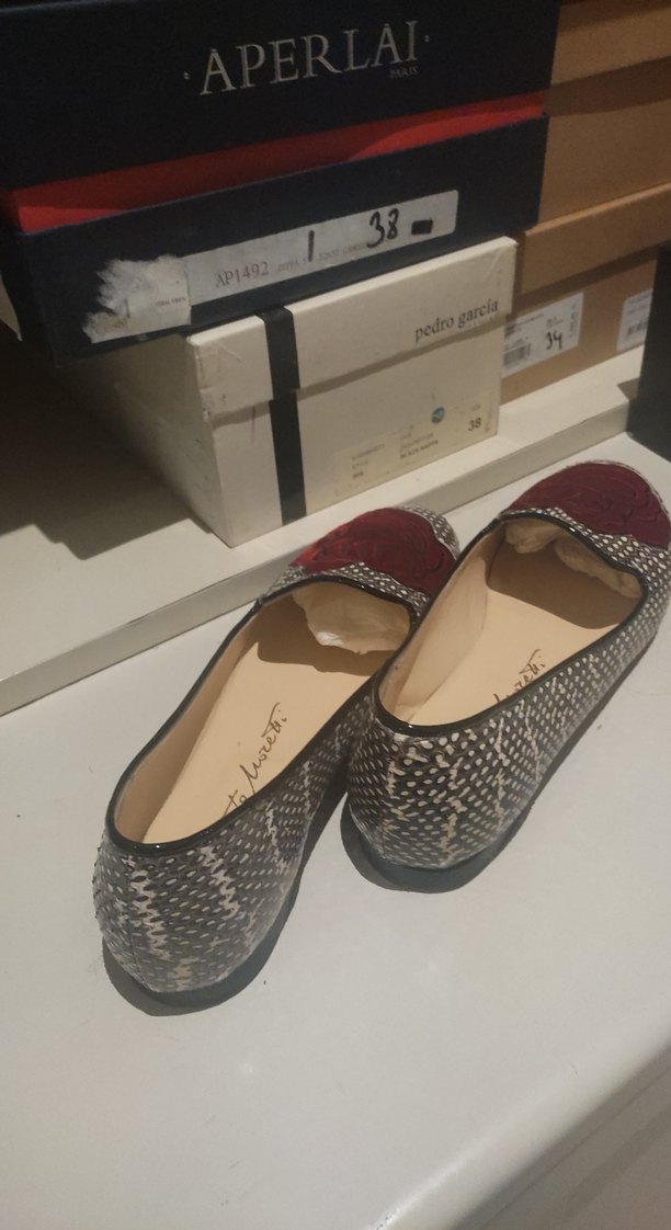 Bordo Gül Detaylı Yılan Derisi Desenli Düğmeli Babet - Görsel 4