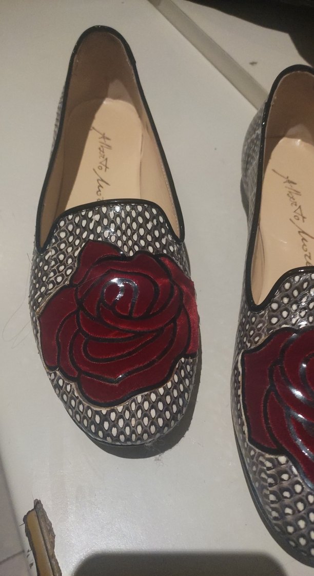 Bordo Gül Detaylı Yılan Derisi Desenli Düğmeli Babet - Görsel 5