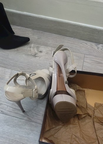 Bej Rugan Tokalı İnce Topuklu Kadın Ayakkabı - Görsel 4