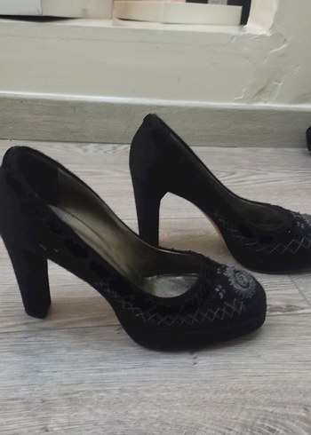 Siyah Nakışlı Tokalı Topuklu Kadın Ayakkabı - Görsel 4