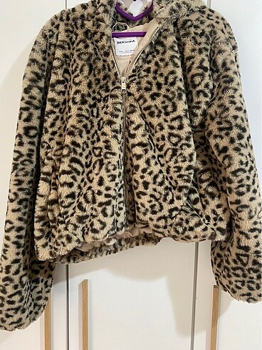 m Beden Bershka leopar desenli tüylü ceket