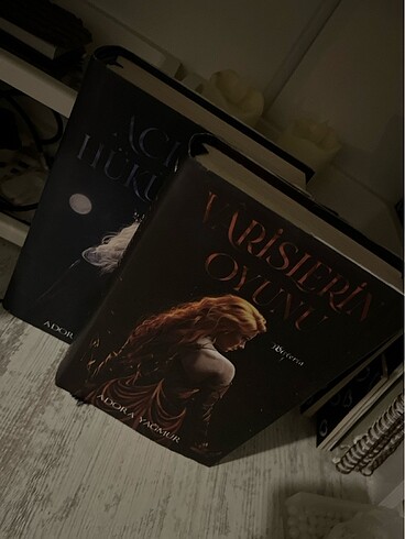 Varislerin oyunu+acıların hükümdarı 2li set